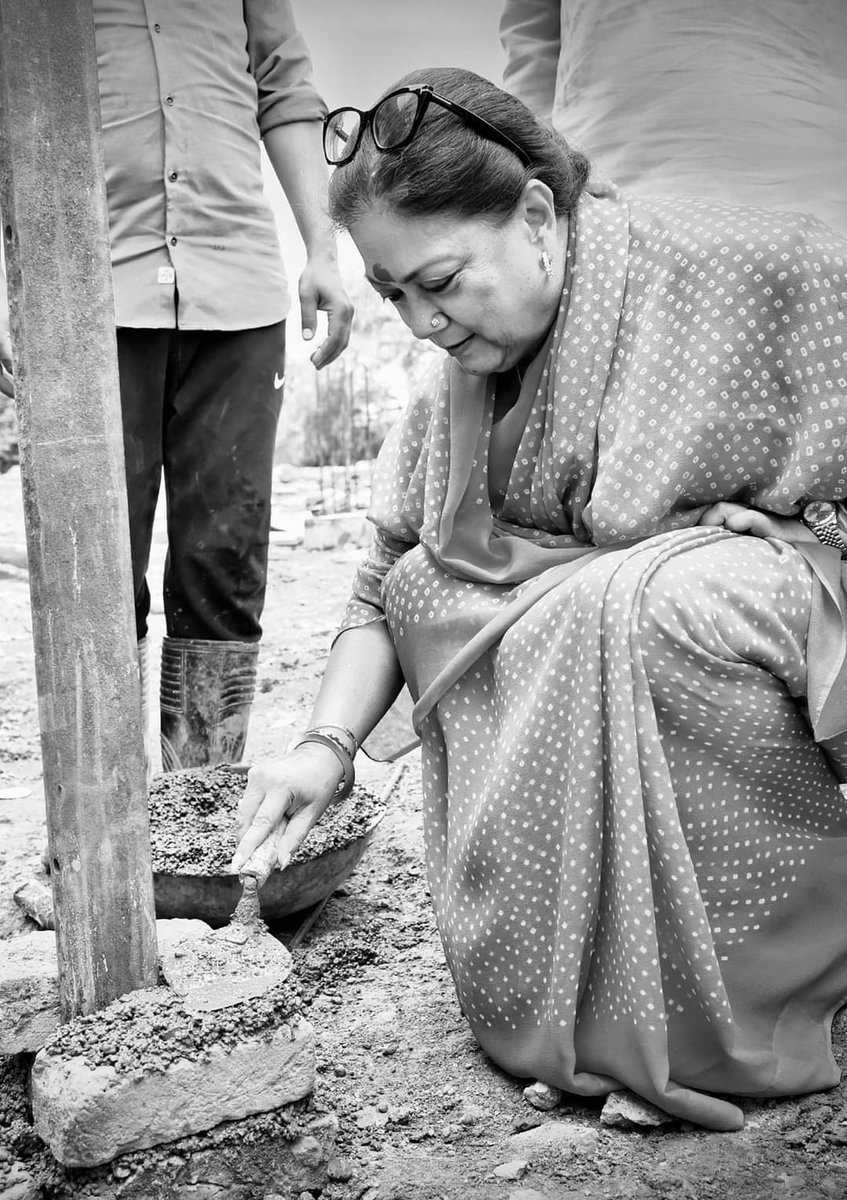 श्रम शक्ति राष्ट्र की उन्नति का आधार है।

आत्मनिर्भर व समृद्ध भारत के निर्माण में अहर्निश जुटने वाले सभी श्रमिक भाई-बहनों की कर्मशीलता व परिश्रम को नमन करती हूँ। श्रमिक दिवस की शुभकामनाएं।

@VasundharaBJP
@DushyantDholpur
@cpjoshiBJP
#InternationalLabourDay #MazdoorDiwas