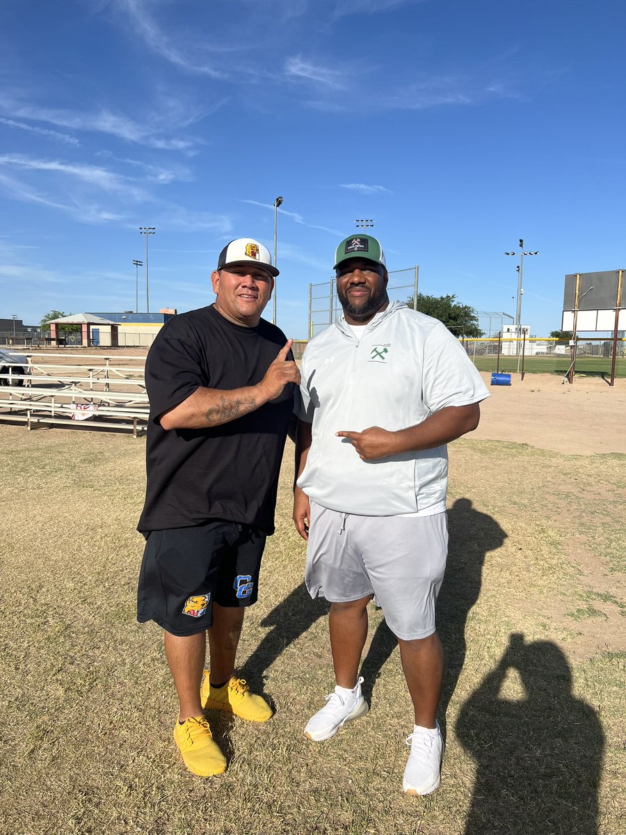 Thank you @CoachMann90 and @MonTechFootball for coming out to Spring practice today and talking to us about some of our athletes 🤝

#RollDiggs ⚒️

@JUSTCHILLY @azc_obert @KevinMcCabe987 @CodyTCameron @ZachAlvira @gridironarizona @AZHSFB @CamCox12 @EricSports360AZ @Sports360AZ