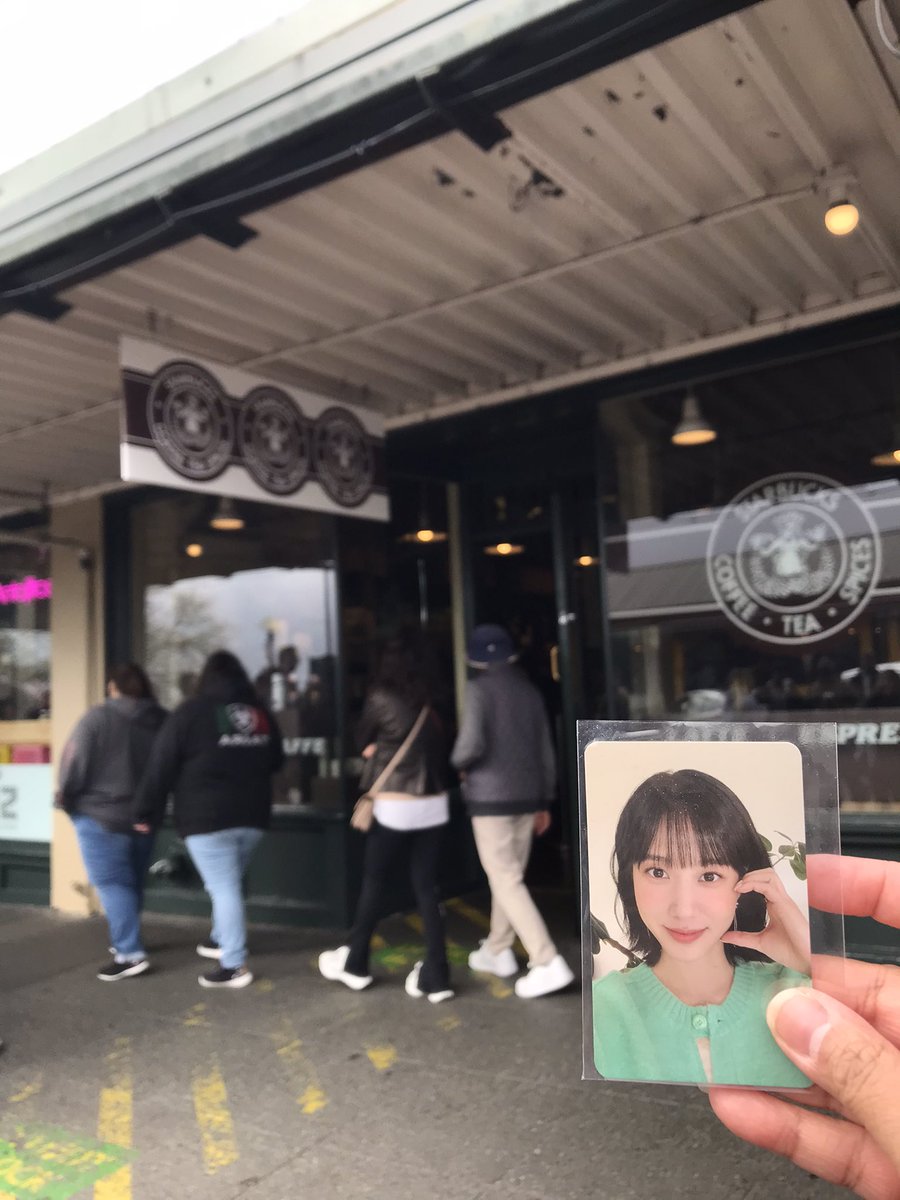khrystina07's tweet photo. Who said @parkeunbinstaff can’t go places even though she’s filming? 😆Let me welcome my precious Girl to Evergreen State, Seattle Washington. Let’s enjoy the day w no worries til it drops. 🫶☺️
#ParkEunBin💖💚
#PikePlacePublicMarket
#PikePlaceChowder
#1stStarbucks1941 https://t.co/kC8YAKH3Yf