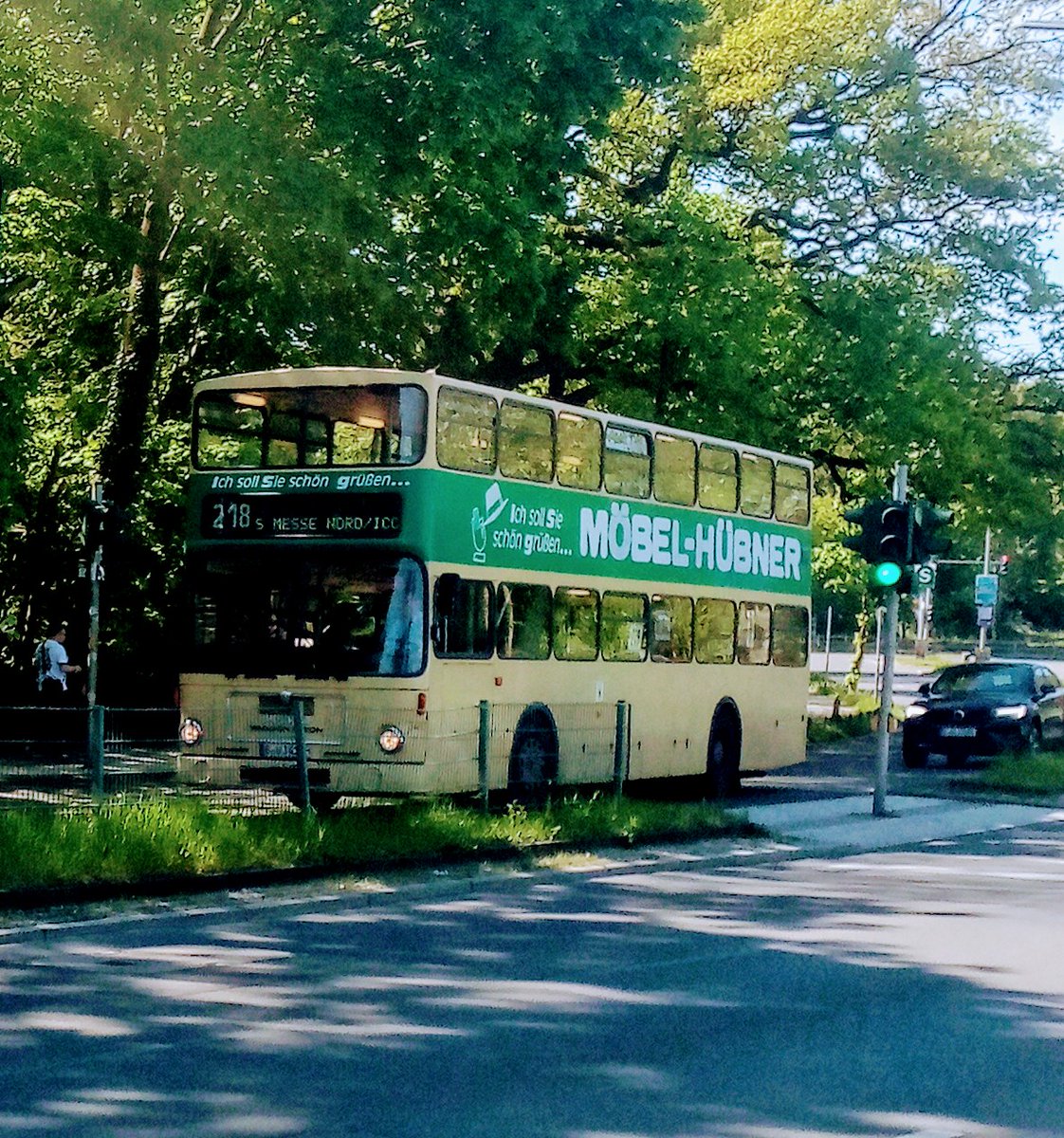 Foto von einem historischen BVG- Doppeldecker der 'AG Traditionsbus', der im Auftrag der BVG auf der Linie 218 Richtung Pfaueninsel unterwegs ist (Da geht's durch den Grunewald)

#LoveBerlin