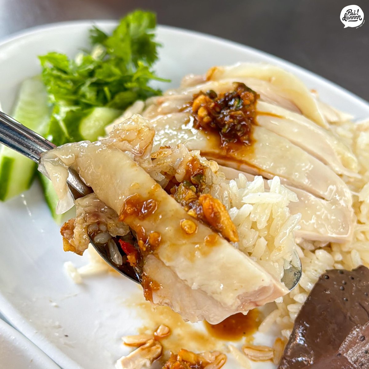 นิดข้าวมันไก่ตอนเวลาเปิดปิดไม่แน่นอนติดตามได้ที่เพจนิดข้าวมันไก่ตอน วันนี้เห็นทางเพจลงว่าเปิดร้านตั้งแต่ 07.00 ข้าวมันไก่เนื้อมันวาวมากดูนุ่มชุ่มฉ่ำตั้งแต่แรกเห็น เนื้อนุ่ม หนังอร่อย เลือดเด้ง ข้าวหุงมาอย่างดีไม่แฉะ น้ำจิ้มเข้มข้น ซีอิ้วหวานก็อร่อย น้ำซุปเริ่ด @aroii #อร่อยบอกต่อ