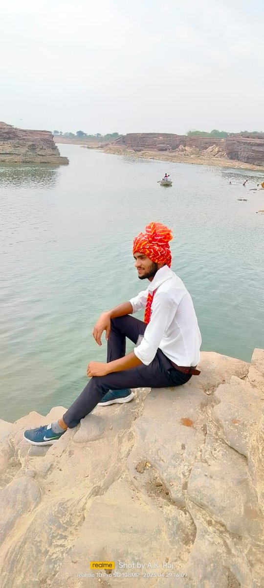 हाँ सच है ये की अभी नहीं हुए हैं सफल, नहीं आया है किसी फाइनल रिजल्ट की pdf में रोल नंबर, और न बता पाए है पिता को की जीत गया उनका संघर्ष, लेकिन ये भी सच है मेरी हार पर हँस रहे हर एक व्यक्ति को तारीफ करने का मौका देंगे लड़ाई जारी है ख़ुद से, वक़्त से, हालात से, अभी कहां हारे हैं,