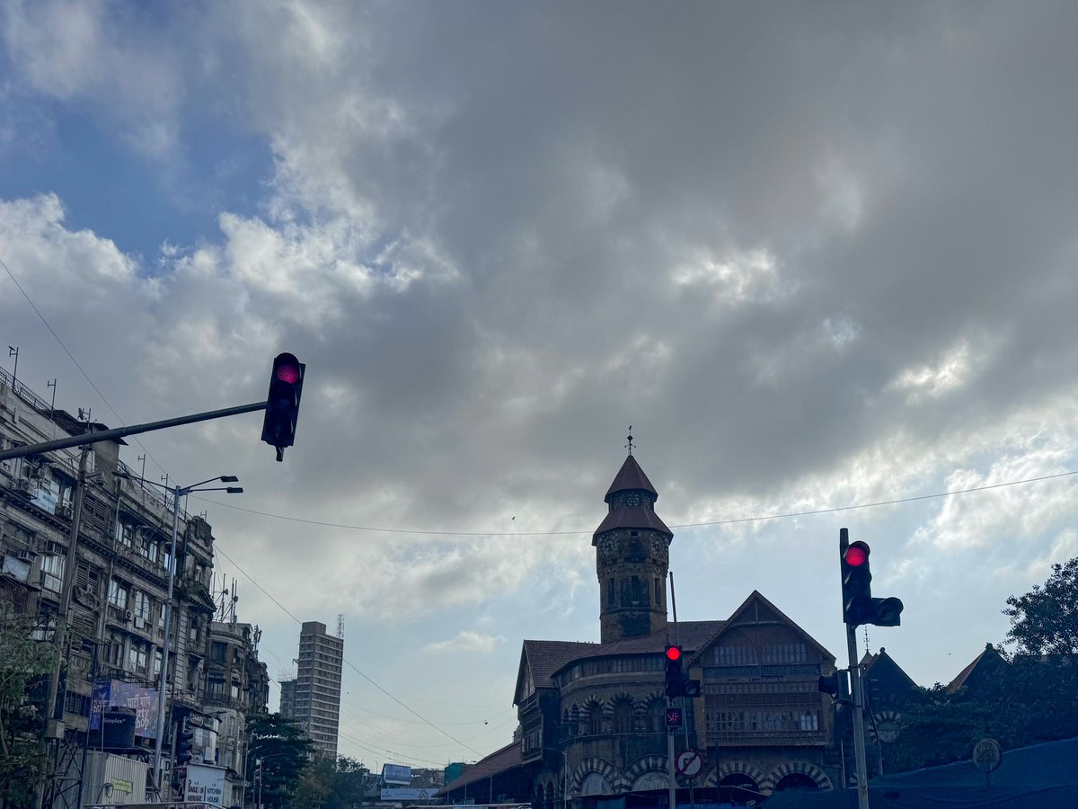 Mumbai skies this morning. #MumbaiWeather