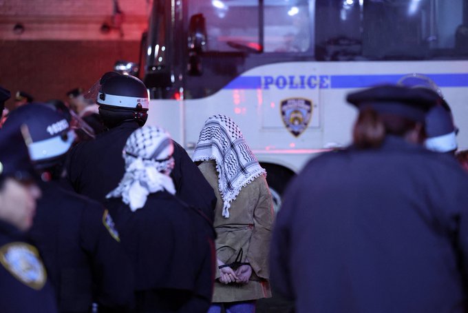 '¡Vergüenza, vergüenza!' 'Palestina libre, libre, libre!' 🗣️gritan los estudiantes que observan en las afueras del campus de la Universidad de Columbia, mientras la policía de New York arresta a los manifestantes que apoyan la causa #Palestina #FreePalestine ✊🏻🇵🇸