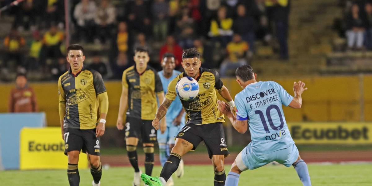 #DEPORTES El partido, que estuvo cargado de emoción, pero carente de goles hasta los momentos finales, se decidió a favor de Barcelona con un tanto en los últimos instantes. La presencia del nuevo entrenador, Ariel Holan, pareció influir positivamente en el equipo de Barcelona,…