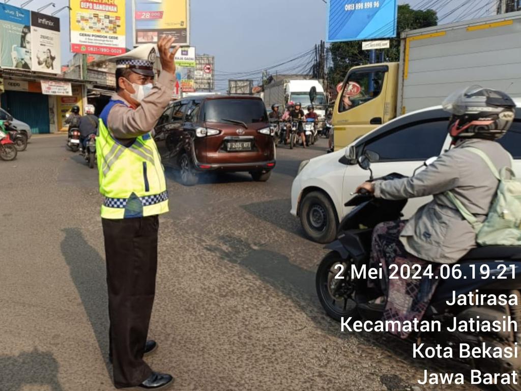 at rutin gatur lalin pagi hari Unit Lantas Polsek Jatiasih, Kamis 2 Mei 2024 di pertigaan Pasar Rebo depan Pos Lantas Polsek Jatiasih, dipimpin Kanit Lantas AKP. TRI IRIANI, S.H. dengan kuat personel 3 orang Unit Lantas dan 2 orang personel DISHUB.