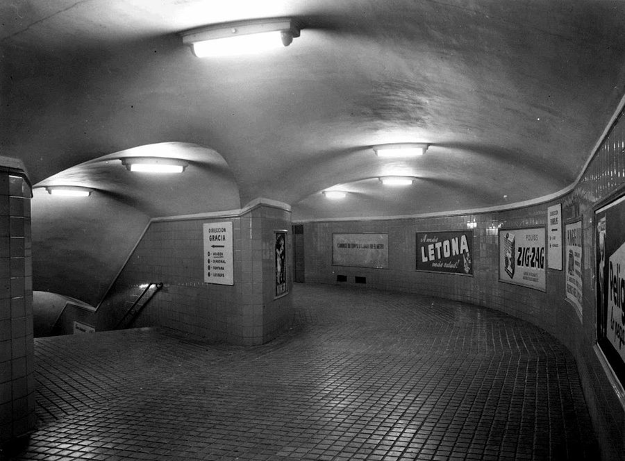 Bon dia☀️
Passadissos del metro de Plaça Catalunya els anys 70 nets, polits i sense pintades🤗