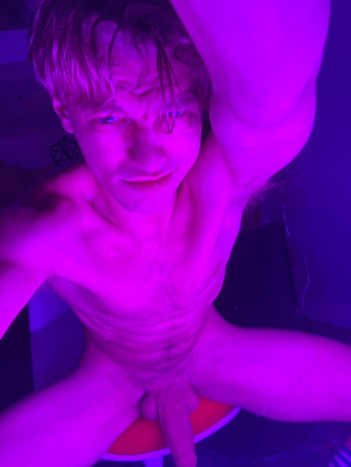 Just took the best cock pic in this light I&rsquo;m afraid no one will be left alive after seeing it https://t