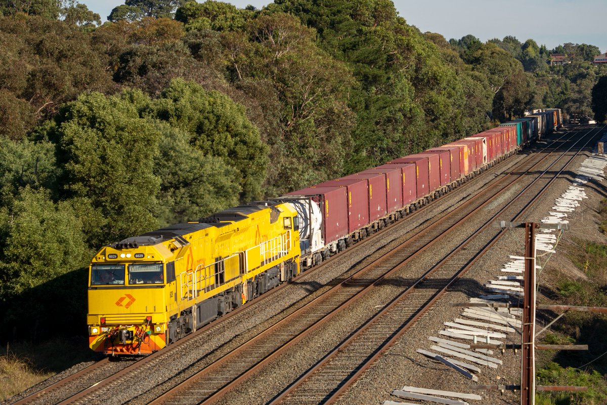 Bright yellow canaries 🐤

This is Aurizon's new intermodal freight service between Melbourne and Brisbane via Sydney, there are now 4 rail companies competing for freight traffic between Mel and Syd - up from 2 just a few years ago!

The most rail competition ever seen 💪