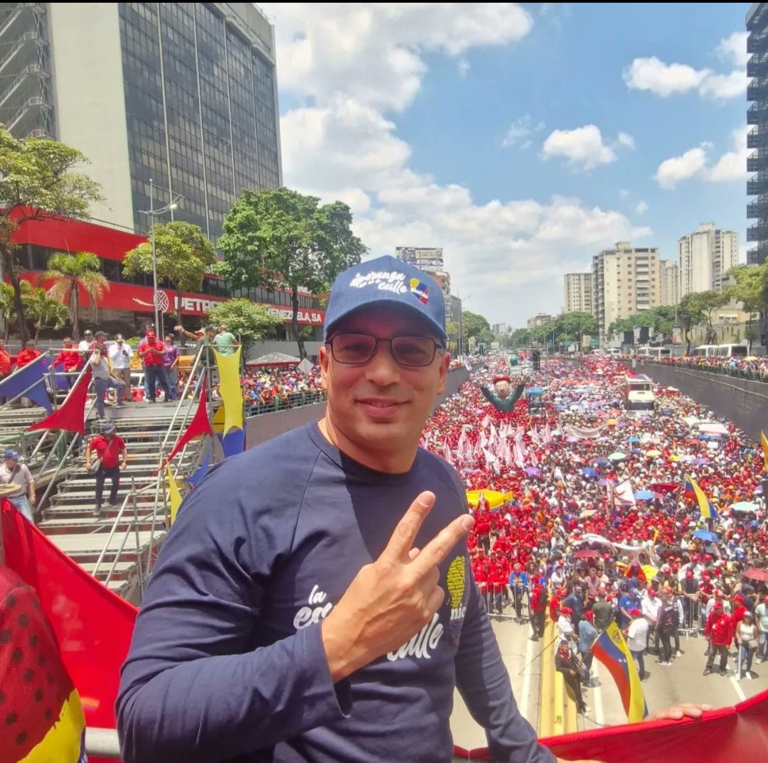 #Hoy la Fuerza Laboral de la Empresa Mixta PDVSA PetroMonagas, con amor y compromiso patrio se unió a la Marea Roja que desbordó las calles de Caracas, en conmemoración del Día Internacional del Trabajador 🇻🇪 @NicolasMaduro @TellecheaRuiz @somos__monagas @PDVSABrigada