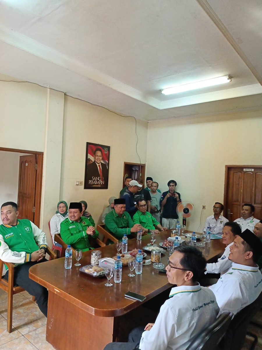 Menerima kunjungan DPC PPP dan calon bupati <a href="/donyahmadmunir/">Dony Ahmad Munir</a> untuk menyerang formulir pendaftaran Bacakada Sumedang #pilkada2024 #sumedang