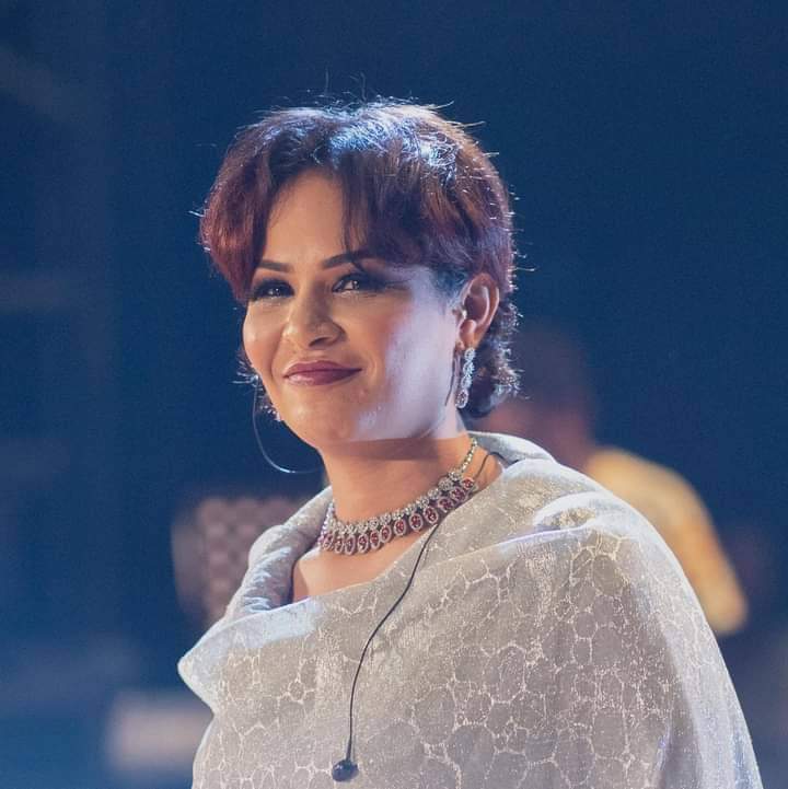 طول السنين الفاتت بنجامل فيك ،، صوتك زي الباعووضه ..🤣