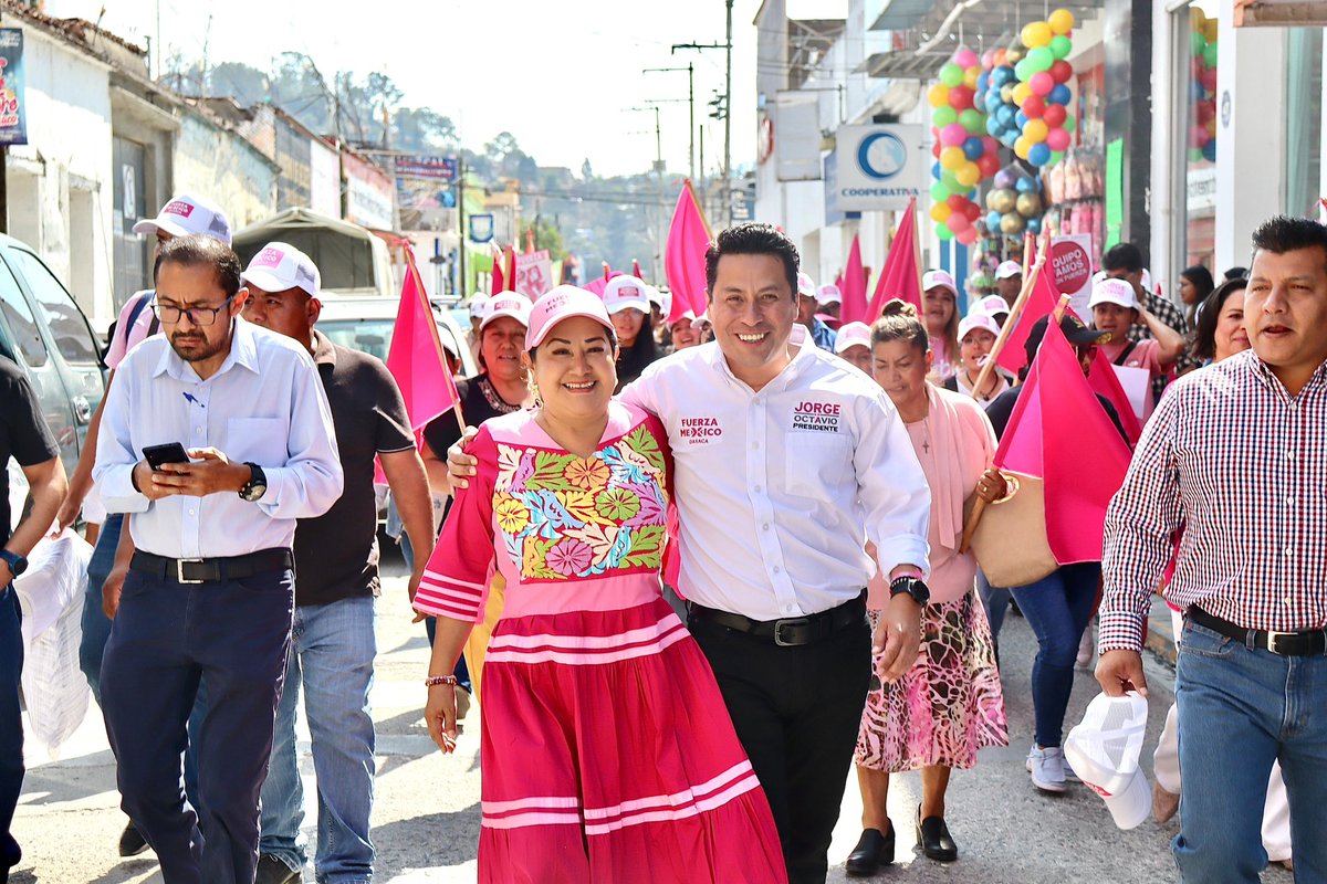 🗳️ Hoy la presidenta de #FxM 🔴 @SalomeMtzS acompañó al candidato Jorge Octavio, de la Heroica Ciudad de #Tlaxiaco, con quien dijo va a ganar este importante municipio de la región #Mixteca,  consolidando el 2o piso de la #4Transformación con las y los jóvenes futuro de #México.