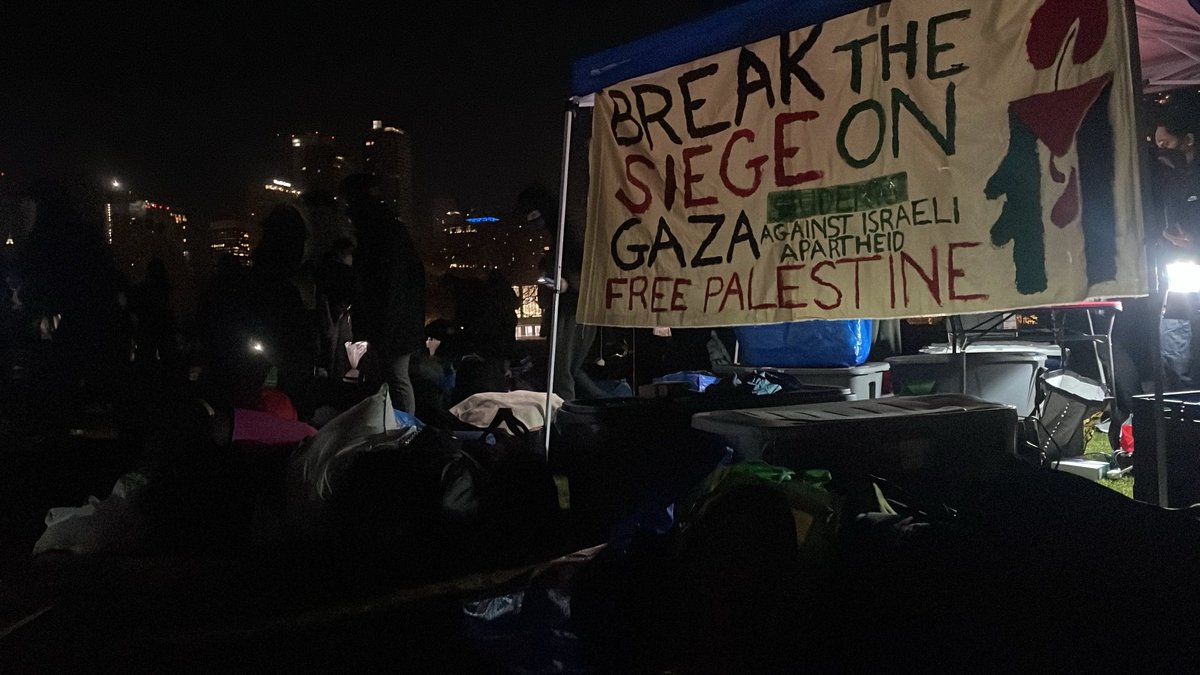 BREAKING: A student-led encampment is up at the University of Toronto at King's College Circle. Over 200 people. They are calling for the university to divest from institutions complicit in Israeli apartheid, occupation and the genocide in Gaza. #UofT #Palestine 📷@ferjourno