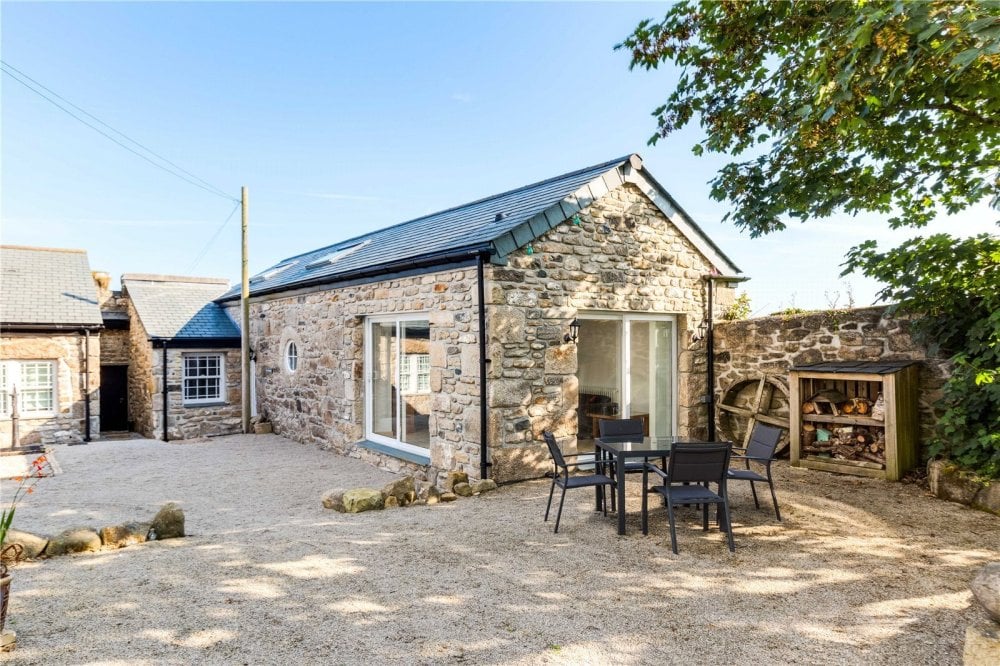 Nestled within charming surroundings, The Old Vicarage is a meticulously restored six-bedroom period residence that exudes timeless character. @JacksonStops 📍How much? £1.4m 📍Where? Penzance, Cornwall 🔗Click here to take a look at the property: onthemarket.com/details/139749…