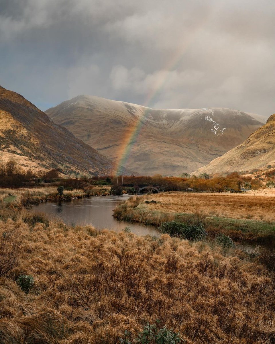 Life is not all roses and rainbows, but luckily on the island of Ireland you'll find them quite a lot. Because our climate switches between sunshine and showers, it's quite common to see a beautiful golden rainbow all year round. 📍 Delphi, Co Mayo 📸 Instagram: fotos_by_fint