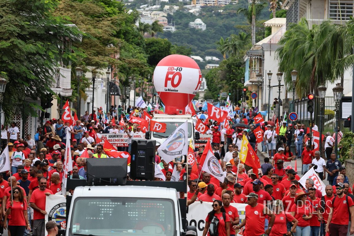 Défilé du 1er mai à Saint Denis de La Réunion. Vous notez quelque chose ? (hormis les connards de syndicalistes corrompus et soumis) 🤔 => Pas de drapeaux palestiniens