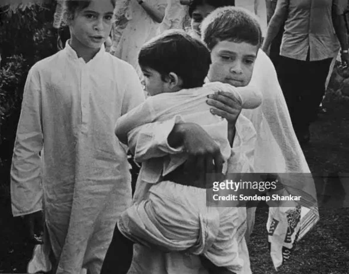 Rahul Gandhi, followed his by sister Priyanka, carries cousin Varun Feroz Gandhi at a prayer meeting for Sanjay Gandhi in New Delhi, December 14, 1981.

📷: @GettyImages