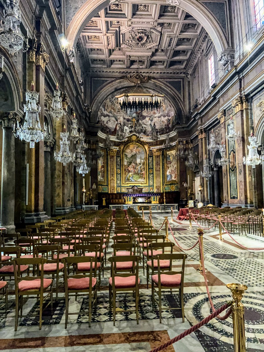 Questa chiesa non è un albergo! Nonostante i lampadari che furono regalati negli anni '50 dal titolare della chiesa il cardinale Spellman e che prima si trovavano al Waldorf Hotel di New York. Per questo è chiamata anche Chiesa dei lampadari #Roma Basilica Ss. Giovanni e Paolo