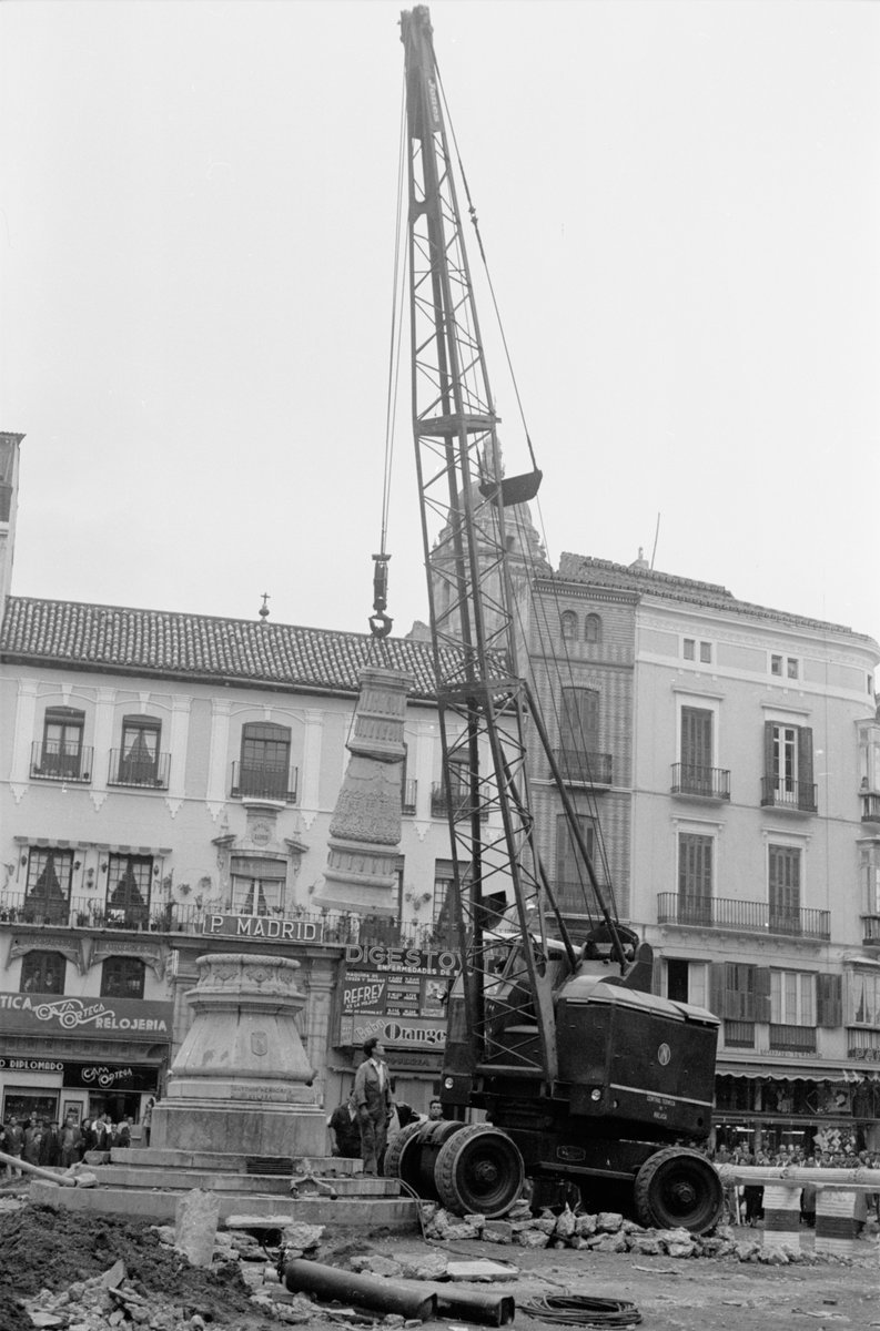 Plaza de la Constitución (plaza de José Antonio), desmontaje del Sonajero. Febrero -1960 -4 (UMA)