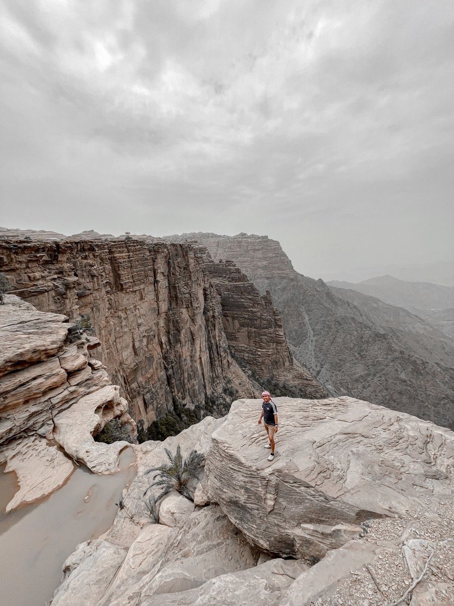 هذه السلاسل الجبلية تسمى جبال القهر في الريث بمنطقة جيزان بالمملكة العربية السعودية ، هي واحدة من أفضل الأماكن الجبلية التي زرتها في حياتي. كان طلوعه آمنا تمامًا. إذا كان هذا المكان مفتوحًا للسياحة ، فسوف يزوره الكثيرون بالتأكيد. #VisitSaudi #SaudiArabia