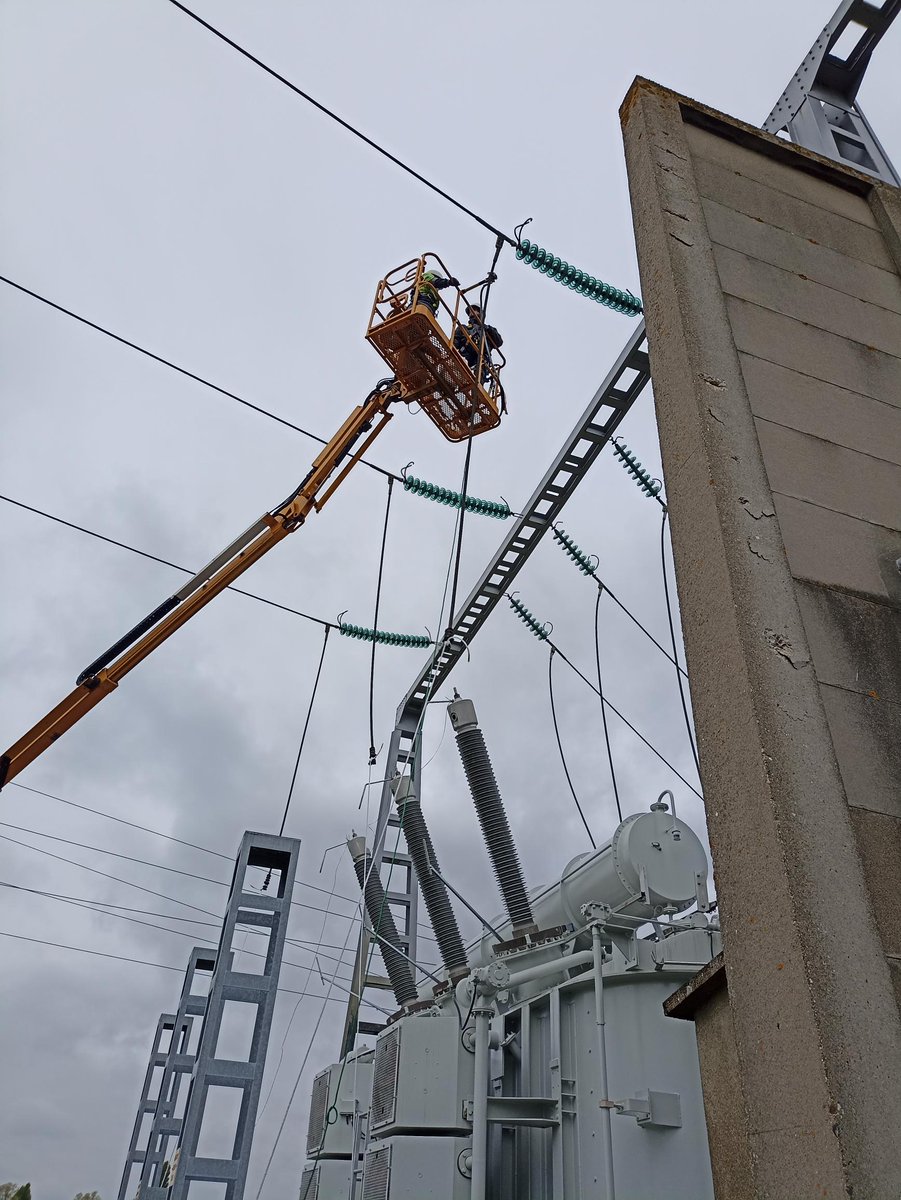 #JeudiPhoto 📷
La maintenance de nos ouvrages est essentielle pour sécuriser l'alimentation électrique, 24 heures sur 24, été comme hiver. Nos équipes de @VilleGdeSynthe ont réalisé la déconnexion d'un transformateur au poste de Guarbecque pour effectuer des essais sur l'ouvrage…