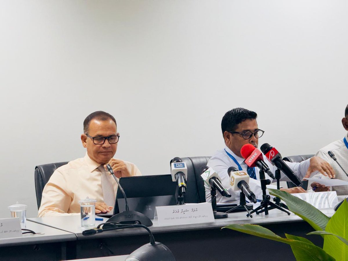 AUnais5's tweet photo. Ministry in Kuriyah gendhaa masahkathaa behey Mauloomaath Noosverinaa Hihsaakurumah Baahvaa Bahdhalu Vun Feshigen Kuriyah… @Adamshareef
#DhiveheengeRaajje
#Muizzspeed https://t.co/ReRzv16Y6w
