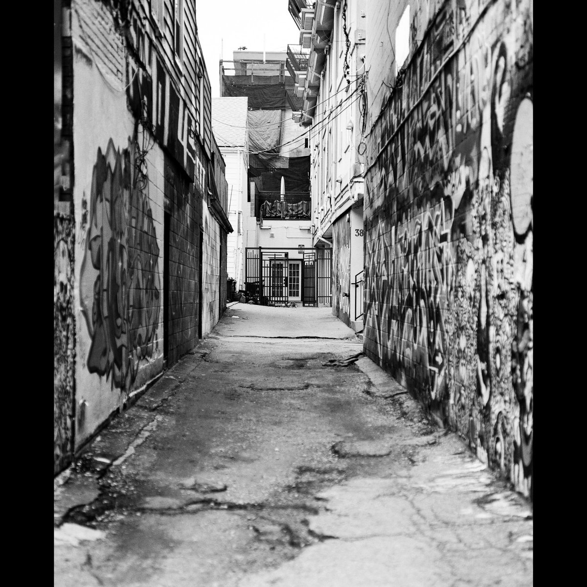 Rhythm Guide Pentax 6x7 w/ 75mm f4.5 lens 📸 Fomapan 400 - 120 film 🎞 #alley #filmphotography #LensCulture #urbanphotography #120film #analogue #analoguevibes #blackandwhite #blackandwhitephotography #photography #tone #symmetry #texture #film #gorgeous #expiredfilm #travel