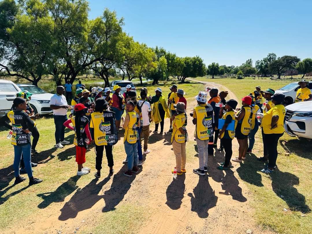 Over and above mending broken fences, comrades also visited the elderly.

⚫️🟢🟡

#LendaHand
#ANCWard15
#ANCatWORK
#IAmANC
#VoteANC2024 
#LetsDoMoreTogether