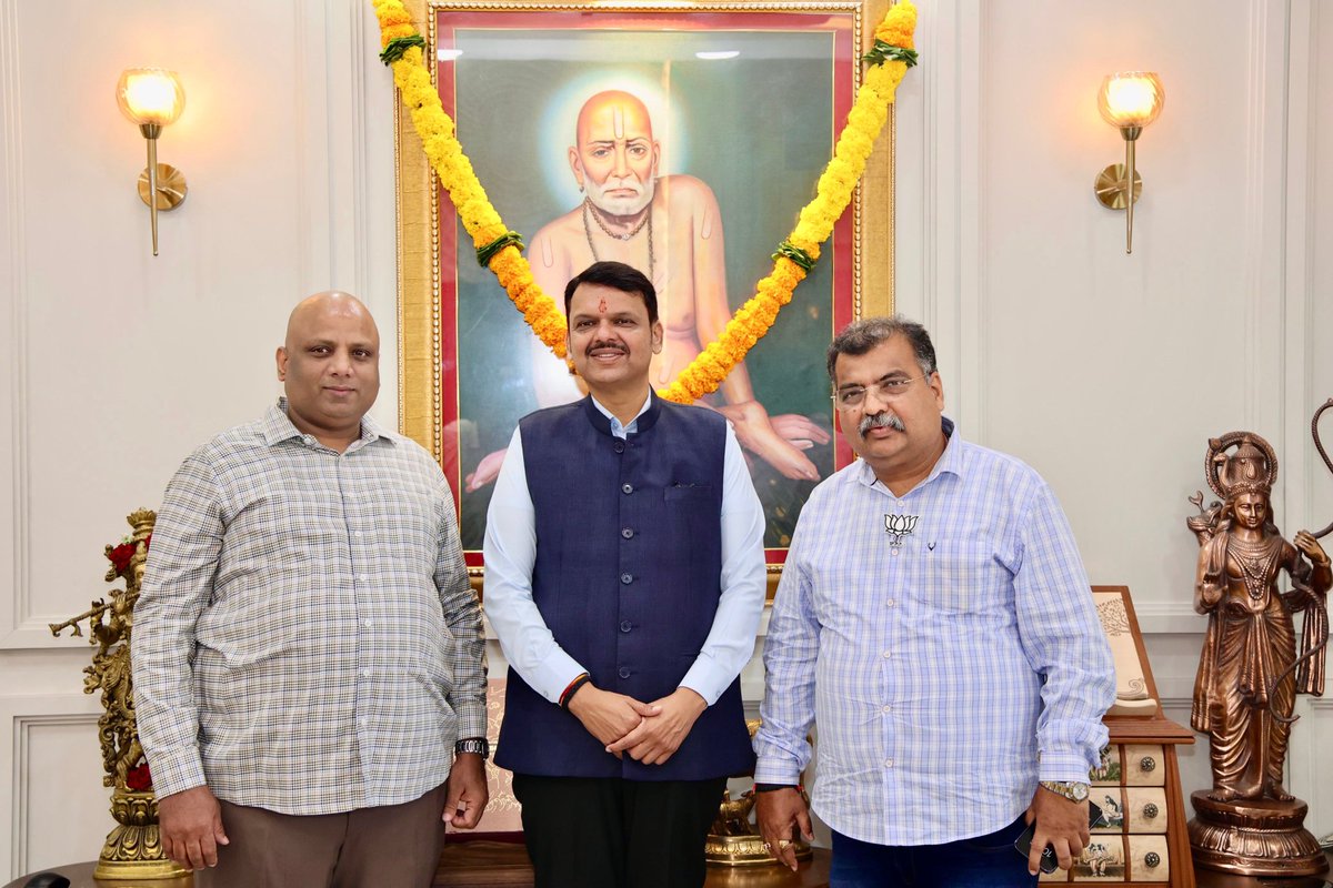 .@Dev_Fadnavis

🕥 10.20am | 2-5-2024📍Dombivli | स. १०.२० वा. | २-५-२०२४📍डोंबिवली.

🪷 Had a nice visit to the residence of Minister Ravindra Chavan in Dombivli, this morning. I am thankful to the Chavan family for their warm welcome and hospitality!
🪷 मंत्री रविंद्र चव्हाण…