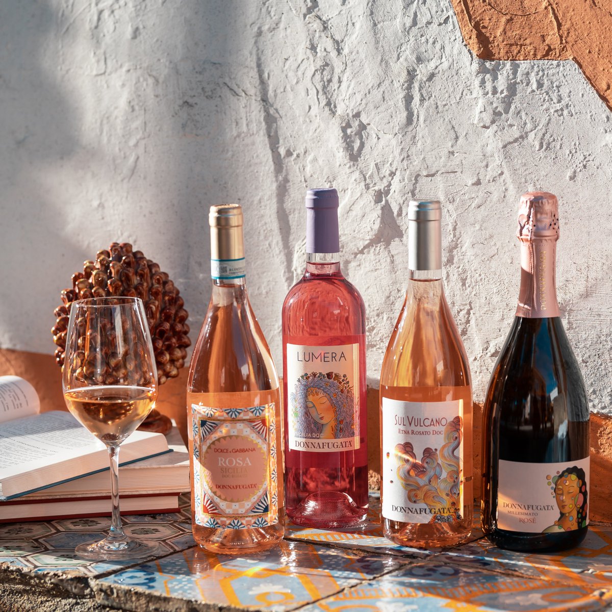 Springtime sips that anticipate summer's embrace 🌸 Explore our delightful range of #Donnafugata rosé wines, crafted to capture the essence of the season. #DonnafugataWines @RaffaeleCumani @wineworldnews @LizGabayMW