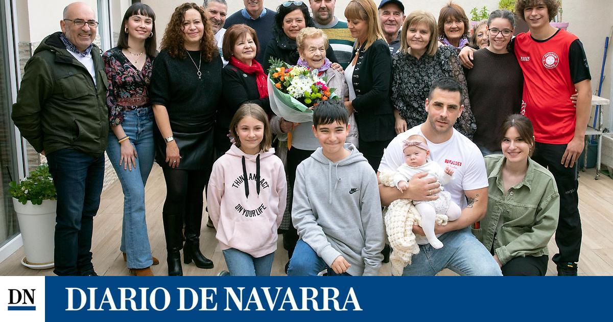 Homenaje a la vecina centenaria de la Txantrea Herminia León Ruiz en el marco de las fiestas del barrio diariodenavarra.es/noticias/navar…