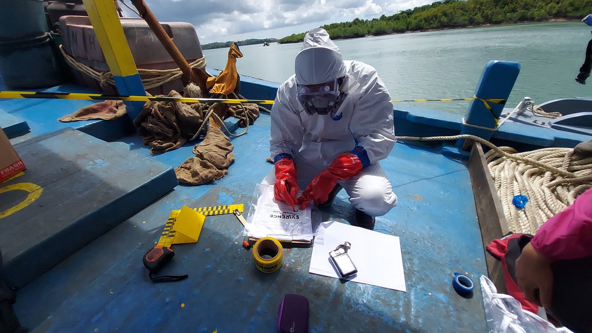 Given the increase in synthetic drug production, countering illicit trafficking of precursor chemicals across all modes of transport is vital. Coast Guard boarding teams from 🇮🇩 🇲🇾 🇵🇭 train in detection and safe handling of precursor chemicals ⚠️ ☢️ Supported by @StateINL