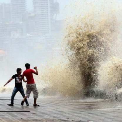 Mumbai prepares for 22 high tides above 4.5m from June to September, posing flood risks. Stay safe! 

Read more on shorts91.com/category/clima…

#MumbaiMonsoon #FloodPrevention #HighTides #Monsoon #thunderstorms