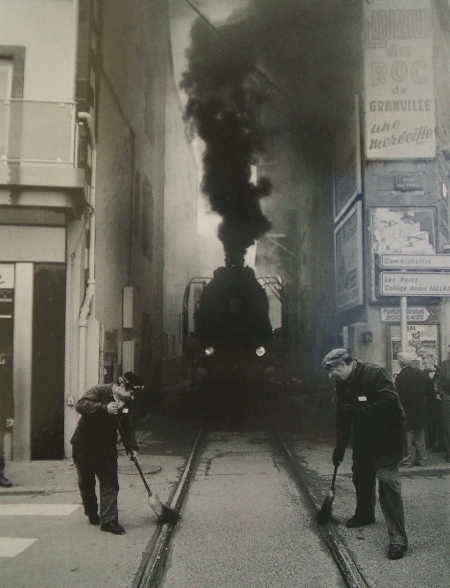 Train vapeur spécial arrivant au niveau de la place du général de Gaulle depuis la voie du Pont Jacques qui mène au port de Granville, c. 1989 (photo Alain Depirou).