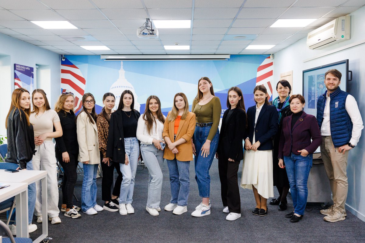 11 students at the Faculty of Journalism and Communication Sciences of the State University of Moldova learn how to formulate messages that convince people to vote at a workshop supported by UNDP Moldova, USAID and UK in Moldova.