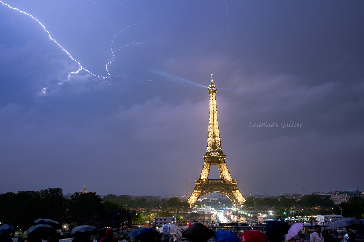 Après la statue de la liberté 🗽 voici la Tour Eiffel hier soir le 01 mai 2024.
Crédit photo : @GalLaurianeoff 

@BFMTV @StormchaserUKEU @MeteoExpress @KeraunosObs
 @TF1 @meteofrance  @le_Parisien @ParisMatch @Paris @LaTourEiffel
 @GossipRoomOff @AFP @USATODAY