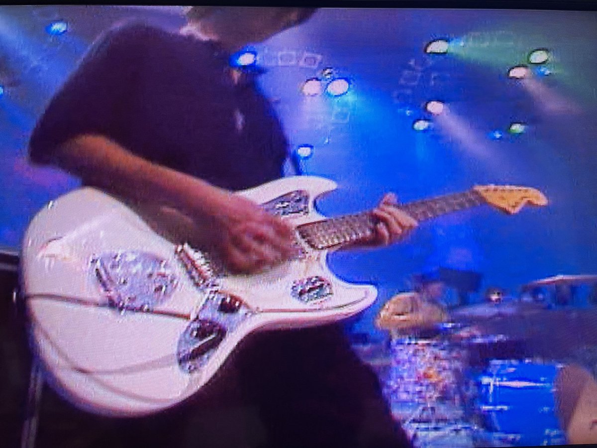 ストーン・ローゼズのDVDを観てて、とても気になる、胸騒ぎのするカッコいいギターが目についてしまったのですが、これはジャズマスターというやつかな。