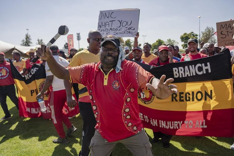 Mineworkers disrupt COSATU May Day rally in Soweto groundup.org.za/article/minewo… by Ihsaan Haffejee