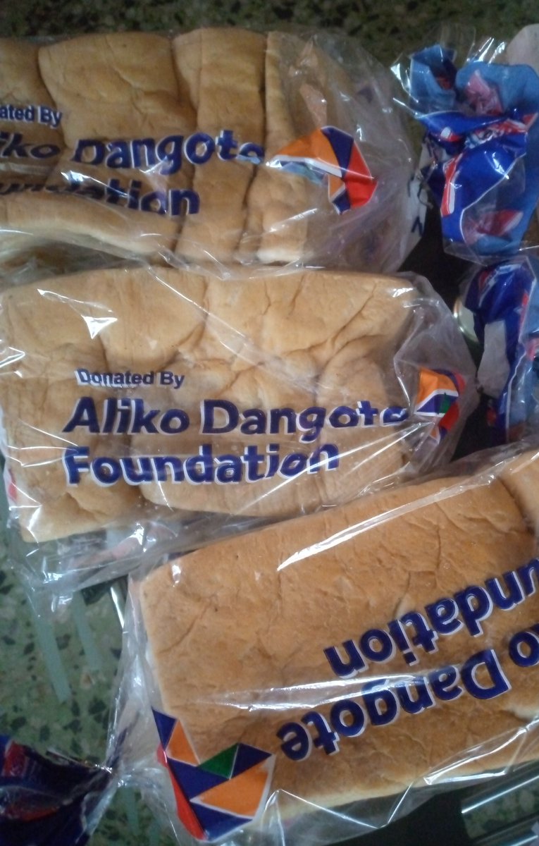 Who says Sir @AlikoDangote isn't doing anything??? You're wrong ooo, Free bread was shared to the community by @AlikoDangoteFdn thumbs up to them . knowing the price of things has gone up, everyone was happy to collect the bread 💙