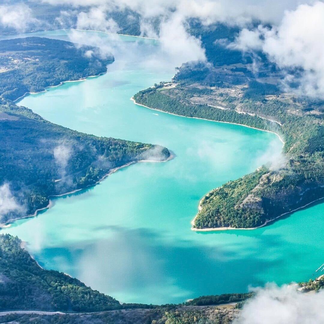 🇫🇷 Magnifique photo du lac de Vouglans dans le Jura, capturée depuis un ULM ! Très belle journée à tous !🤩🍀

📸 xavier_and_caroline