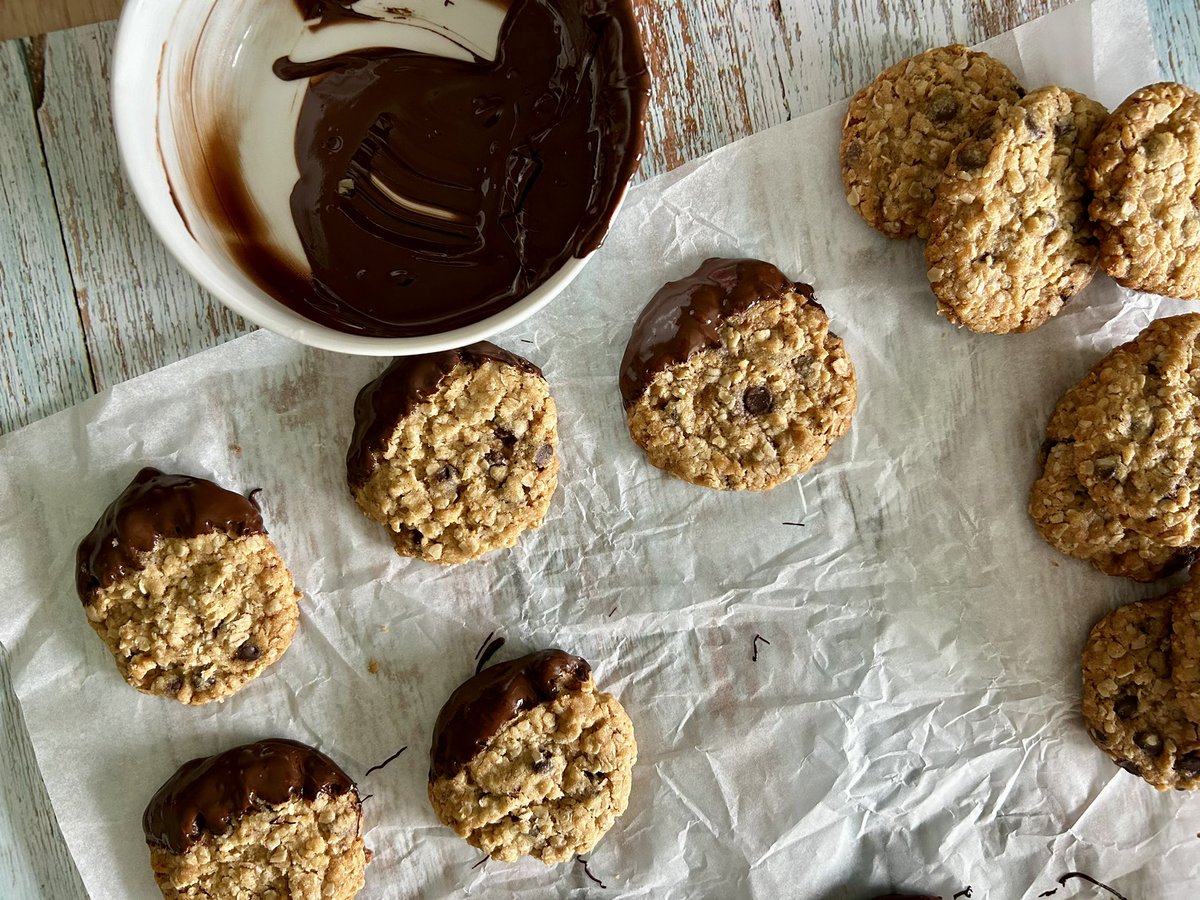 What about something oaty with chocolate chips and added chocolate dip for this #thrusdaymotivation day? By far my favourite oat biscuit, with just the correct amount of crisp to chew ratio Full recipe on my website: leeandthesweetlife.com/recipes-blogs #thursdayvibes #leeandthesweetlife
