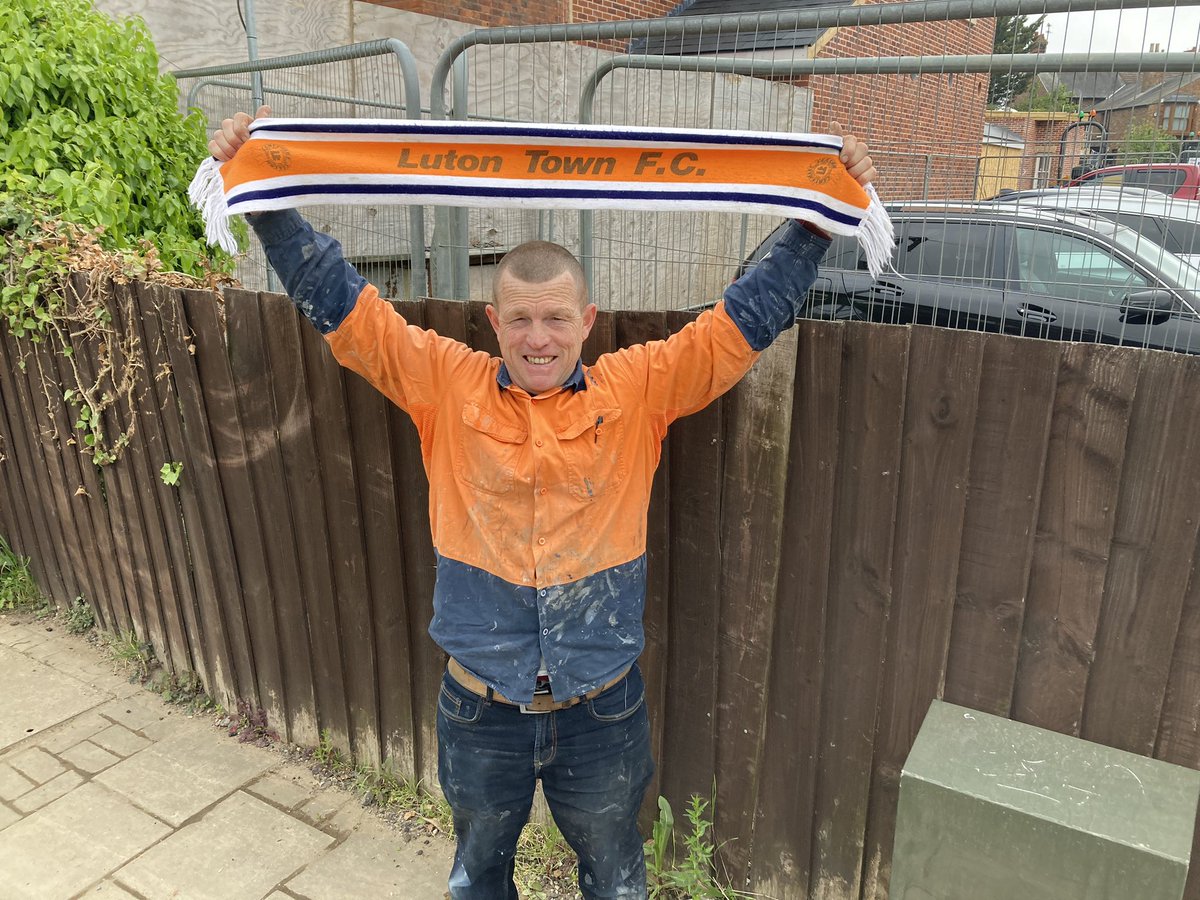 This is Aussie Dave from Sydney. His Dad was a Luton season ticket holder before emigrating to Australia. Dave came over for the play off final and made a spontaneous decision to move to Luton for a year to witness Luton in the Prem. If they stay up he may stay another year 👏