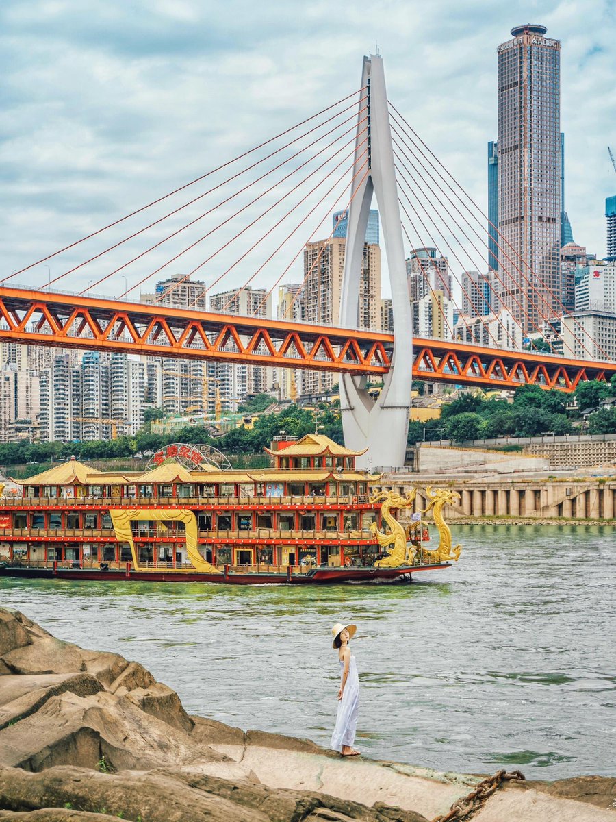 Holiday's here! Fancy a stroll by the river to unwind and enjoy the scenery? 🌊🚶‍♂ 📸XiaoHongShu/雾梨子 #Chongqing #Views #Holiday #RiversideWalk #Relaxing #GetOutside