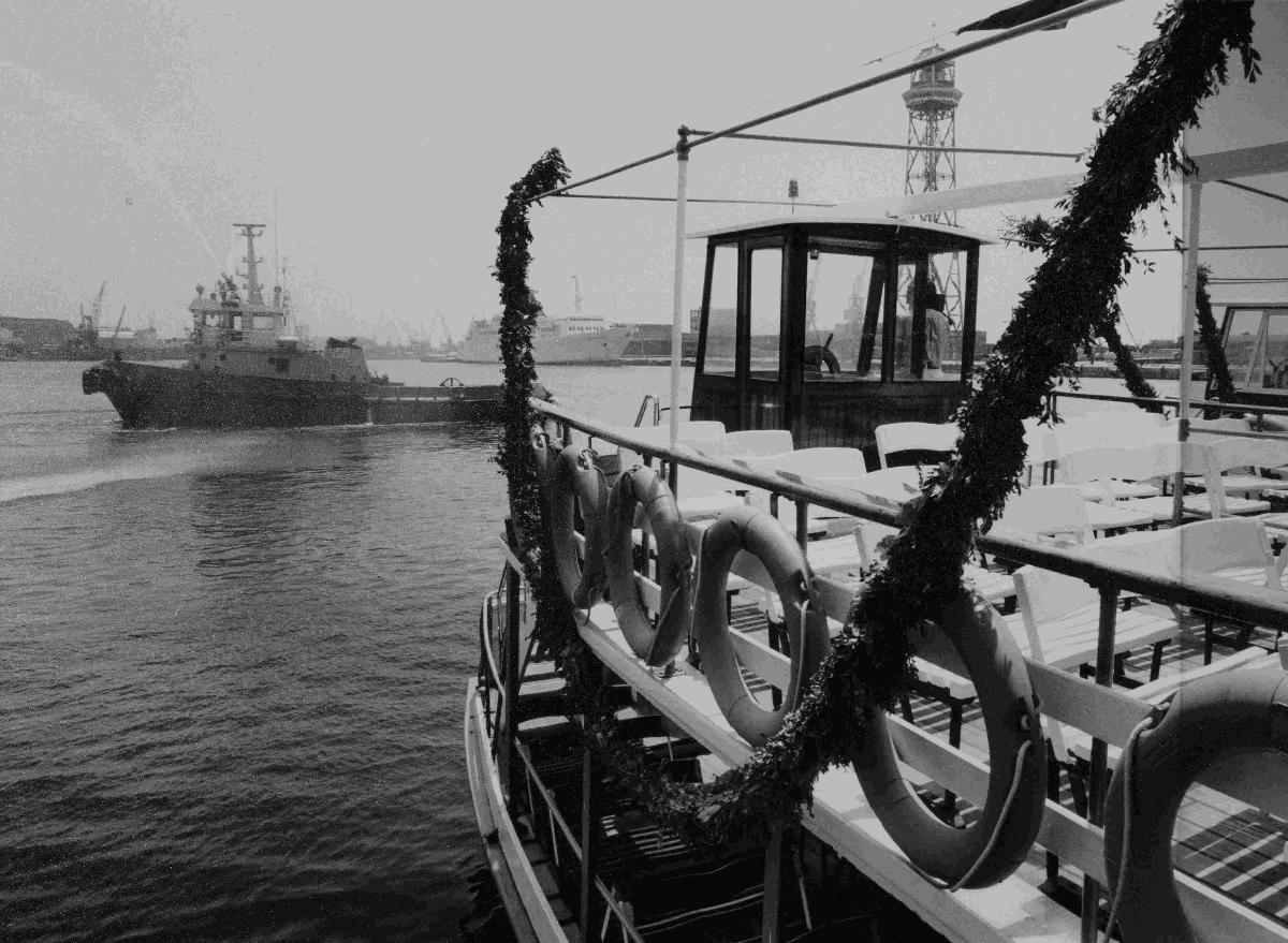 🚢 Ja fa 136 anys que 'Las Golondrinas' formen part del paisatge marítim de Barcelona. Els seus passatgers, residents i turistes, han estat testimoni de les transformacions del port i de la relació de la ciutat amb el mar. 🧵El fil d'#UnaHistòriadeBCN d'avui té tela marinera!