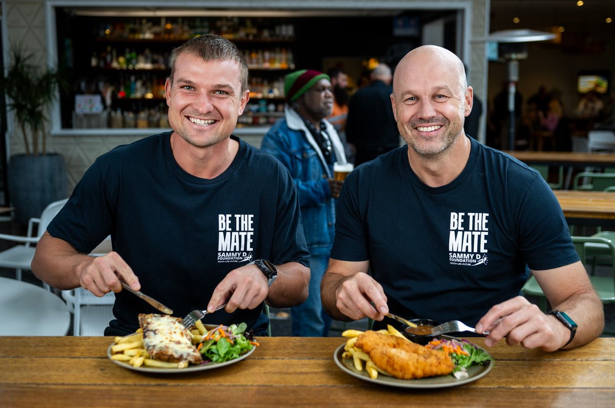 𝐈𝐓’𝐒 𝐒𝐇𝐎𝐖𝐃𝐎𝐖𝐍 𝐍𝐈𝐆𝐇𝐓!!!!
They might be rivals on the field but Ollie and Nicksy join forces as our Champions and enjoyed a #schnitty4sam. A campaign that supports our work to end violence  💙

Donate here 👇 
schnitty4sam.com

@wines16 @nicksy2323
