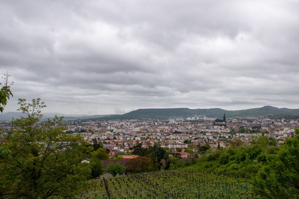 La situation #météo actuelle me fait penser à celle de la fin mai et de juin 1992 🤔
Juin 1992 détient le record de précipitations sur #ClermontFerrand, avec 302 mm ! L'été fut cette année là globalement chaud et orageux ⛈️
📷08h45