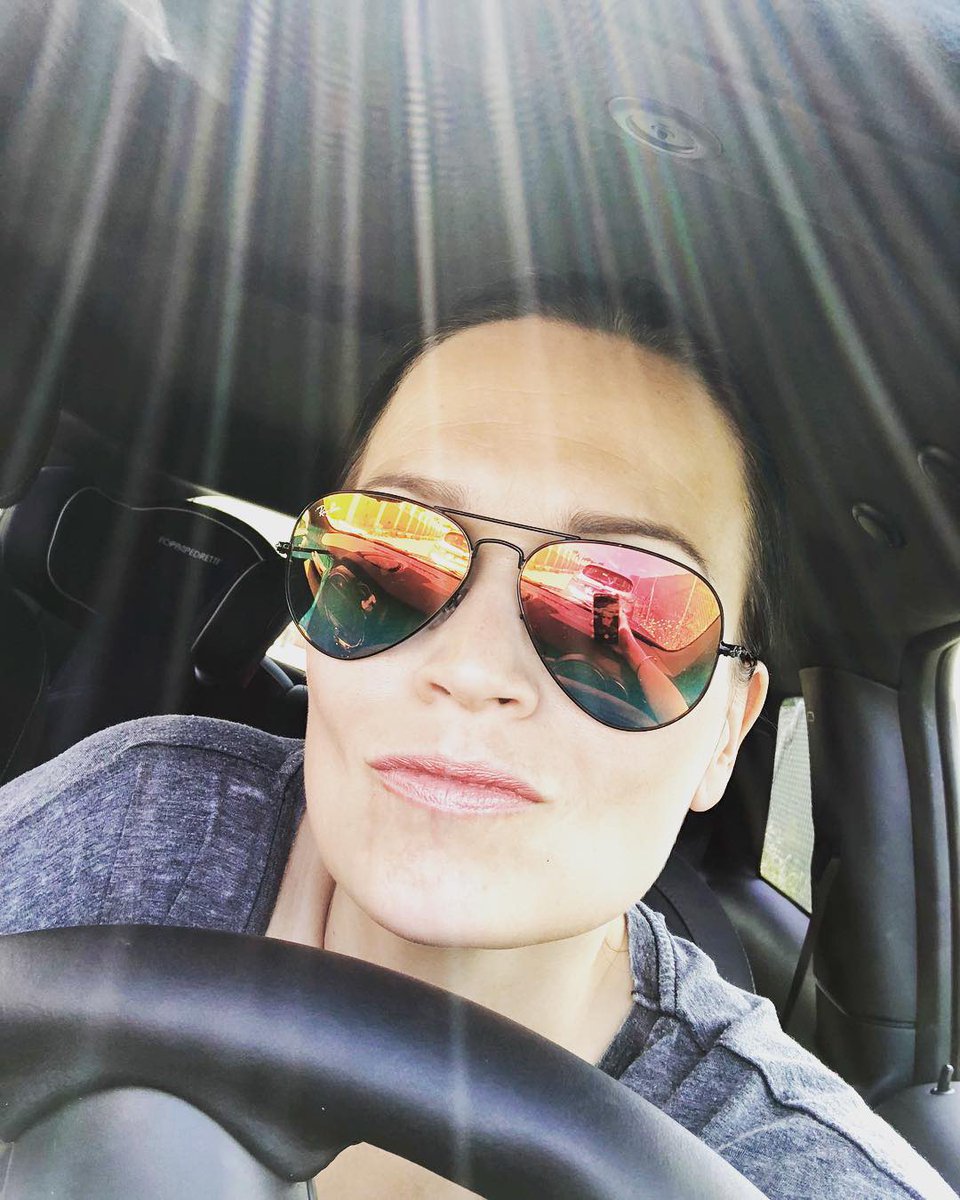 #Throwback2018 Tarja & les voitures!😎 Bonne journée tout le monde! ☀️

Tarja & cars! 😎 Have a nice day everyone! ☀️

📸 @tarjaofficial (2018)

#tarja #TarjaTurunen #cars
