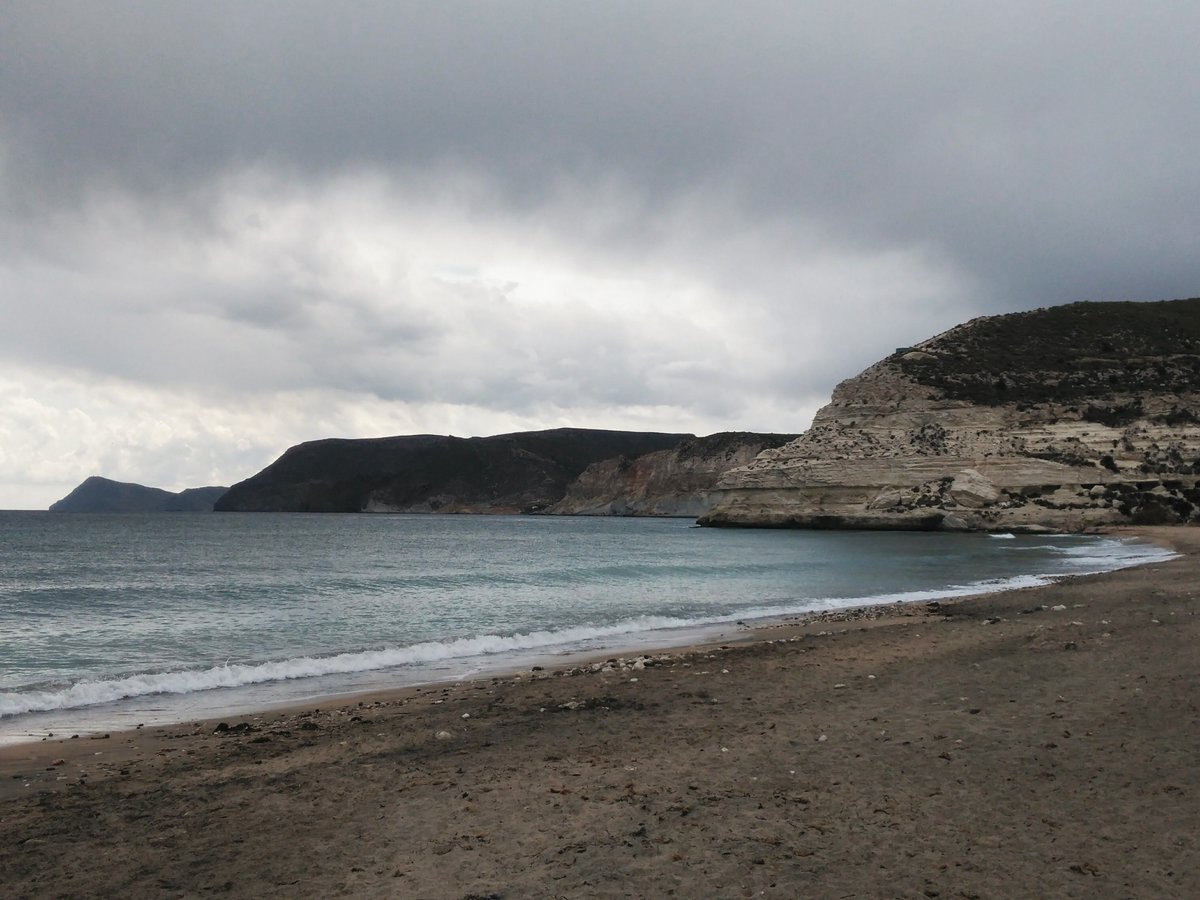 Un cielo gris y nublado nos muestra la playa de Agua Amarga desde una perspectiva diferente, pero sin perder ni un ápice de su belleza. Aunque el sol se esconda tras las nubes, el encanto de esta playa sigue siendo inigualable. Parque Natural de Cabo de Gata - Níjar, Almería.