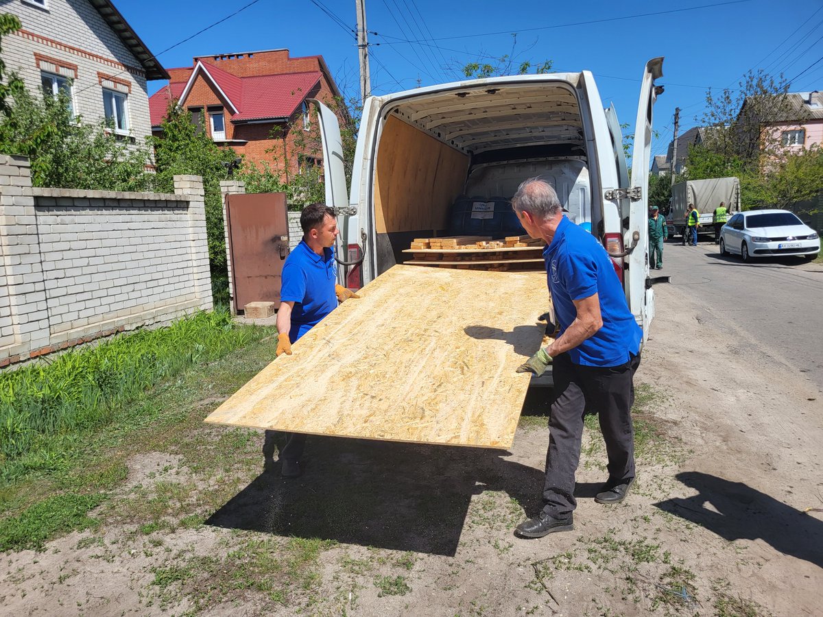 Kharkiv 🇺🇦 suffers daily from Russian attacks, which damage homes & bring destruction to social infrastructure. UNHCR's partner @MissionProliska promptly responded on-site yesterday, providing emergency repair kits to affected families + helping to cover damaged windows & doors.
